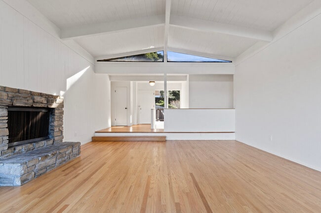 Building Photo - 16 Echo Ln