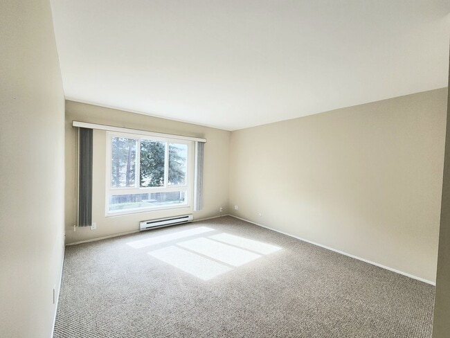 Building Photo - Woodlake two bed, 2 bath