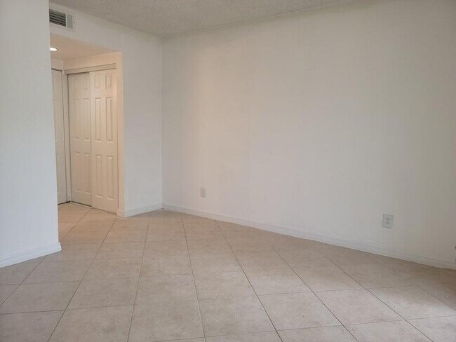 Building Photo - 1604 SE Green Acres Cir