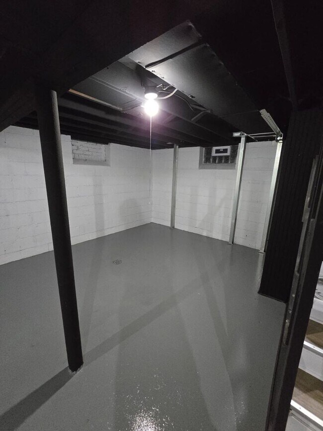 Building Photo - Fully Renovated 3-Bedroom Home – Move-In R...