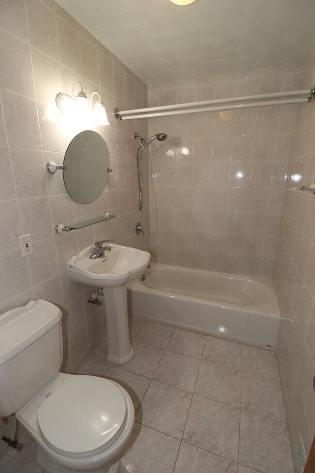 Building Photo - Spacious Home for rent!