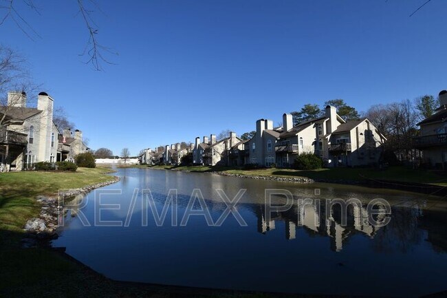 Building Photo - 525 E Lake Cir