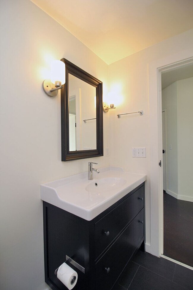 Building Photo - 1460-1460 NE Alberta St