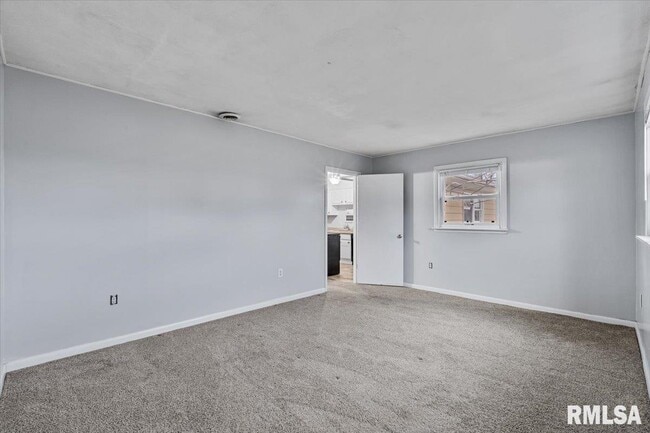 Building Photo - 925 2nd Ave E