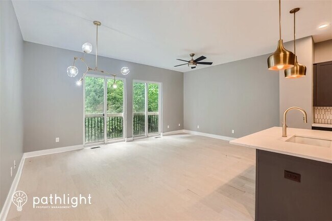 Building Photo - 865 Cavanaugh Avenue SE