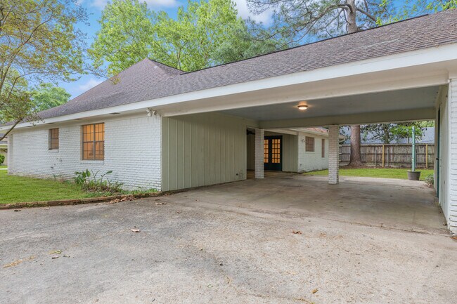 Building Photo - 225 Aurore Ave