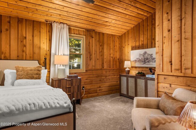 Building Photo - 406 W Smuggler St