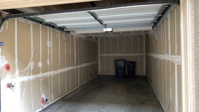 Building Photo - Nice 2 Bed townhouse style condo with prim...