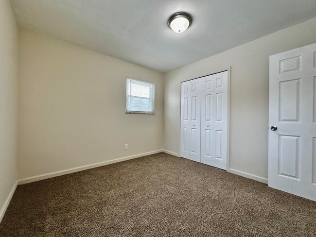 Building Photo - 61 /63 Maplecrest Dr