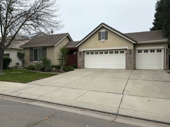 Building Photo - Polished and Chic 4/2 Available NOW!!