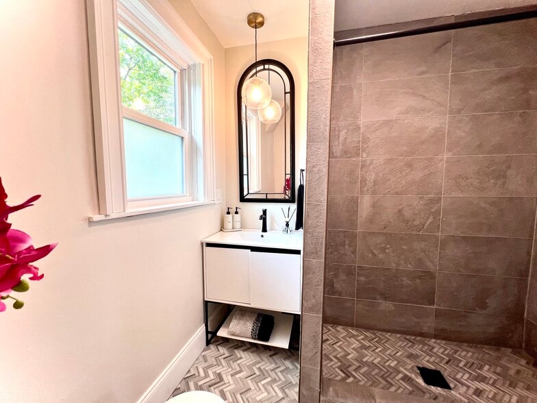 Building Photo - 13 Brinley St