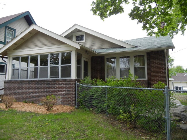 Building Photo - Charming 3-Bed Home with Hardwood Floors and 1400 Sq Ft of Comfort in Minneapolis