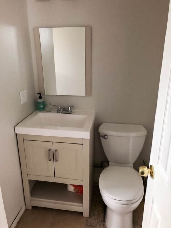 Building Photo - Beautiful Two Bedroom Apartment For Rent