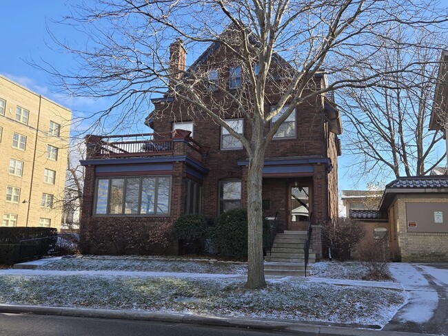 Primary Photo - Charming 2 Bedroom in Downtown Madison wit...