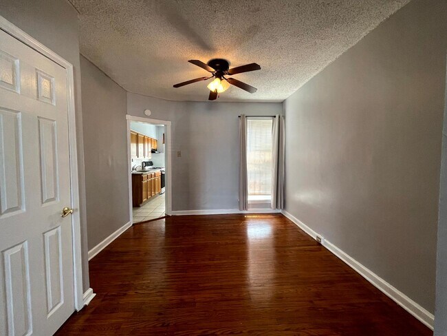 Building Photo - 3 Bedroom Home Steps to LaSalle University