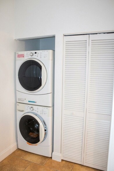 Building Photo - 8829 Coral Palms Ct