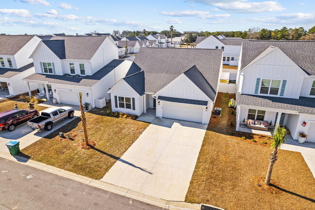 Building Photo - 729 Landing Cir