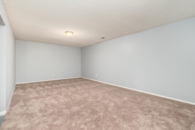 Building Photo - 5025 E Weaver Ave