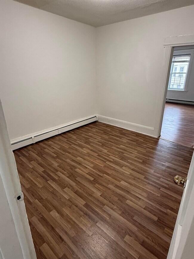 Building Photo - 572 West Side Ave