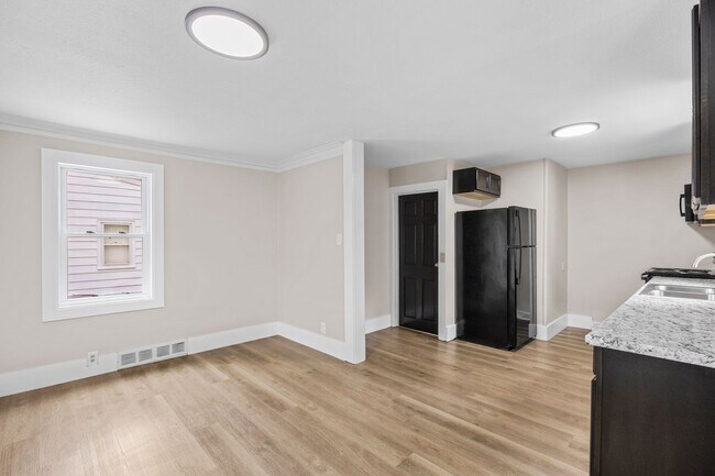 Building Photo - ? Move-In Ready Home with Modern Updates