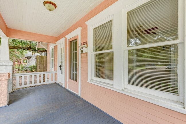 Building Photo - 1124 Algregg St