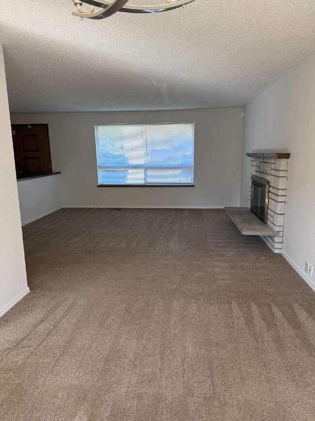 Building Photo - Spacious Home on Corner Lot Available!