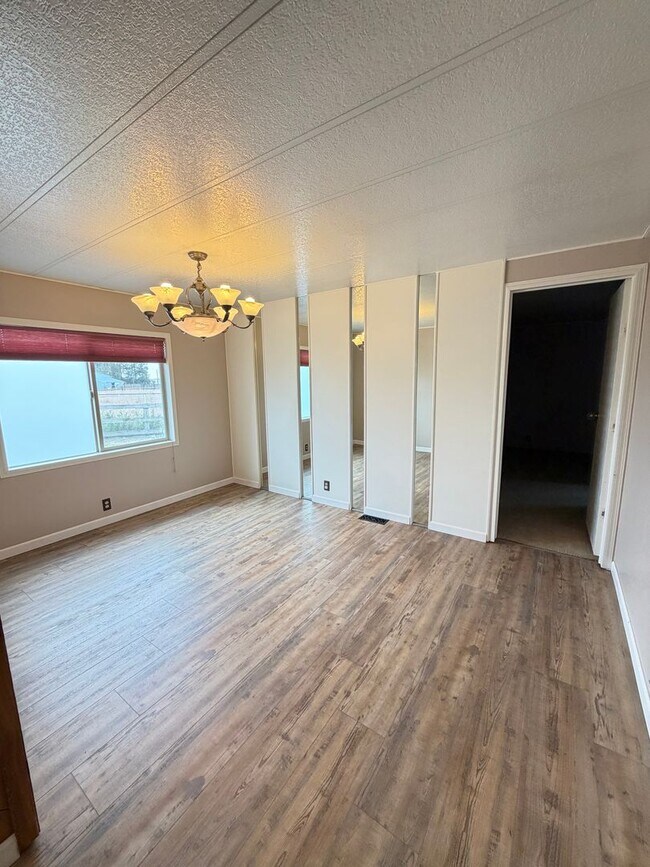 Building Photo - 13324 Rd 5 SE