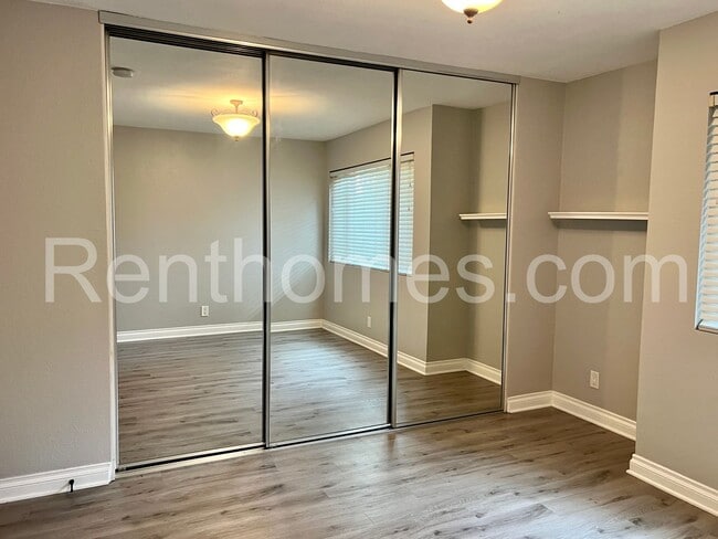 Building Photo - Escondido, 1463-E N Broadway, Wood Floors,...