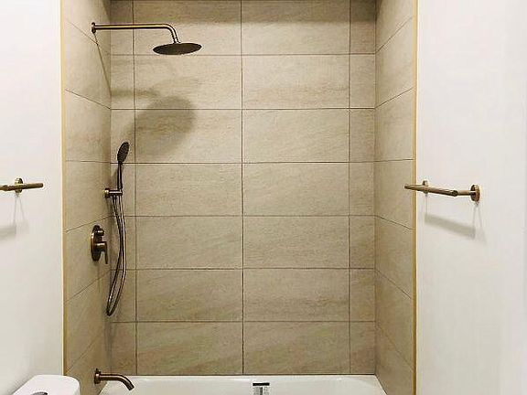 Building Photo - 1102 W Erie St