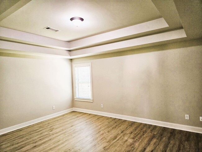 Building Photo - 5 Bedroom / 4 Bath Single Family Home