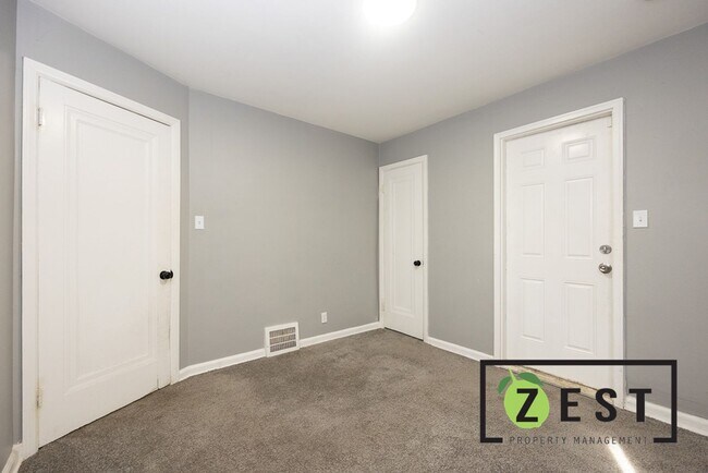 Building Photo - 3 Bed Bungalow only 1250/mo! Available for...