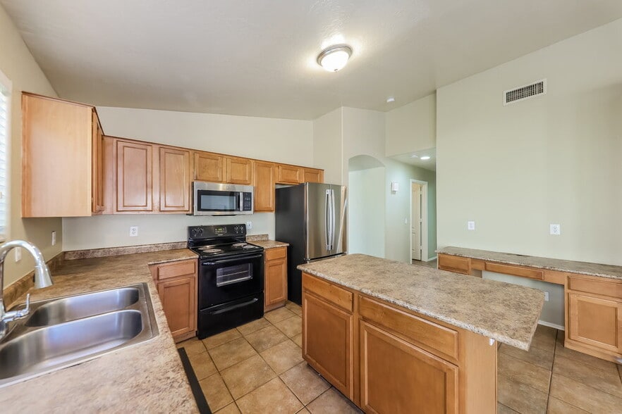 Building Photo - 11402 W Davis Ln