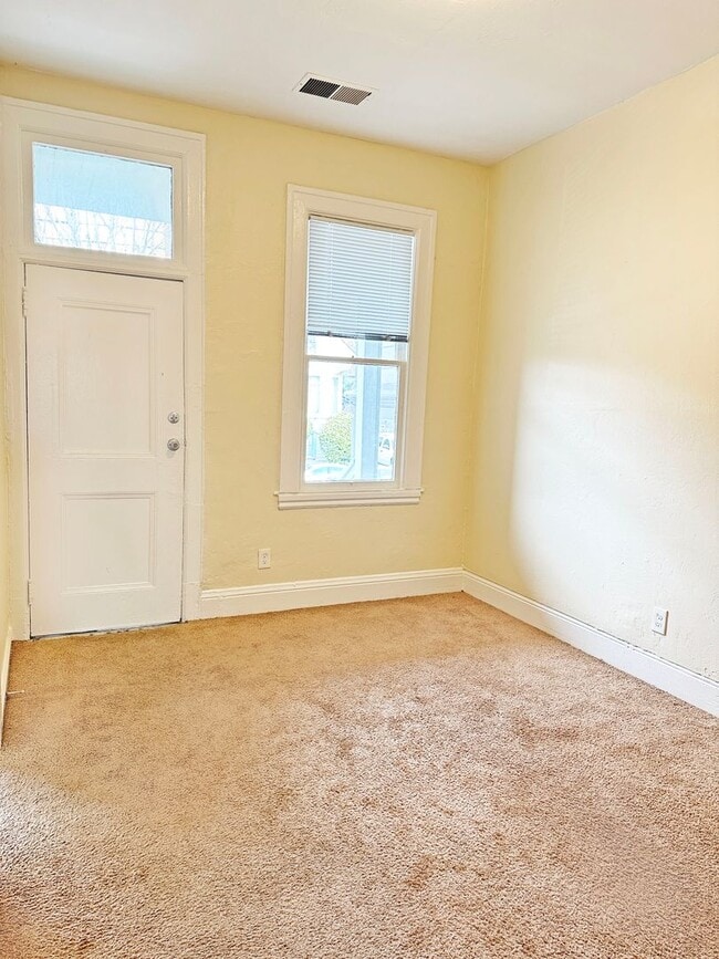 Building Photo - 5bed/2bath Single Family Home!