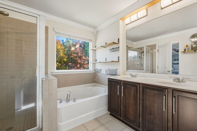 Building Photo - Stylish, Energy-Efficient 3 Bed/2.5 Bath Home in Prime Durham Location