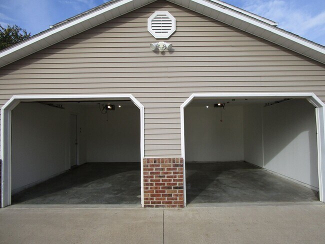 Building Photo - 5005-5007 Carrie Ridge Dr.