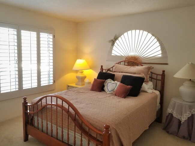 Building Photo - 319 Vista Royale Dr