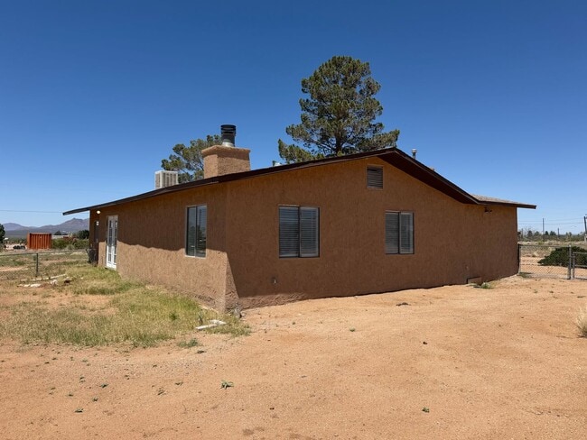 Building Photo - Spacious 4/2 in the Country / Horses ok