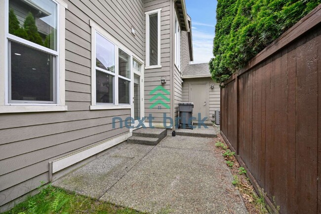 Building Photo - "Charming 4-Bedroom Retreat in Redmond: Spacious 2,540 Sq Ft Home with 2.5 Baths!"