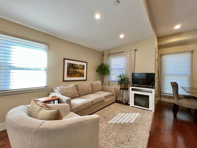 Building Photo - Two Bedroom Downtown Napa Gem