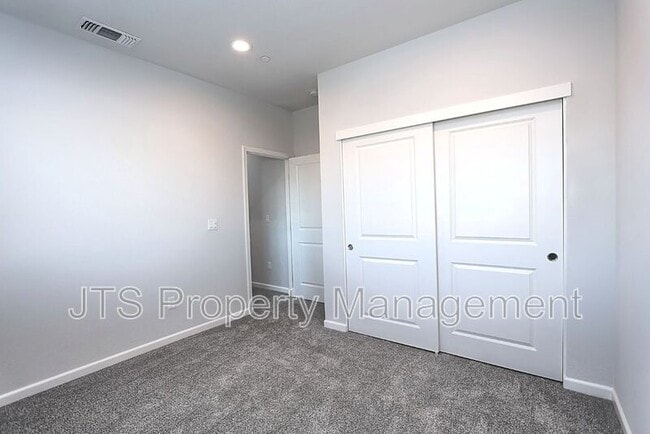 Building Photo - 5 Oak Manor Way