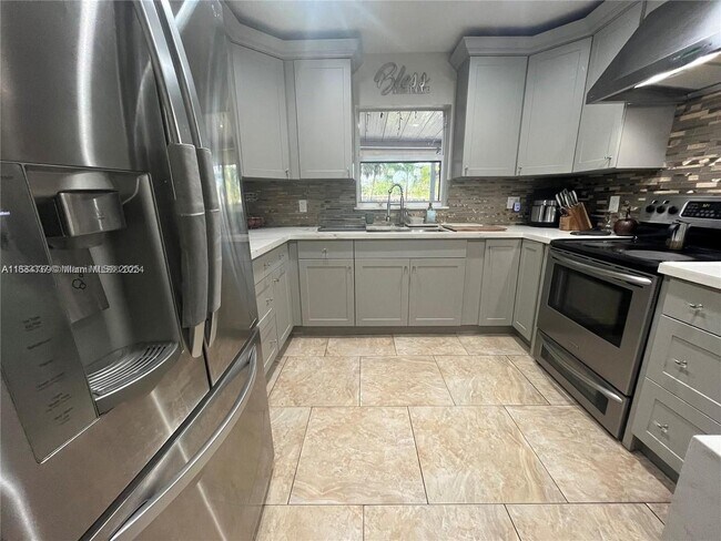 Building Photo - 3421 SW 12th Ct