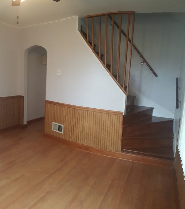 Building Photo - 302 S Walnut St