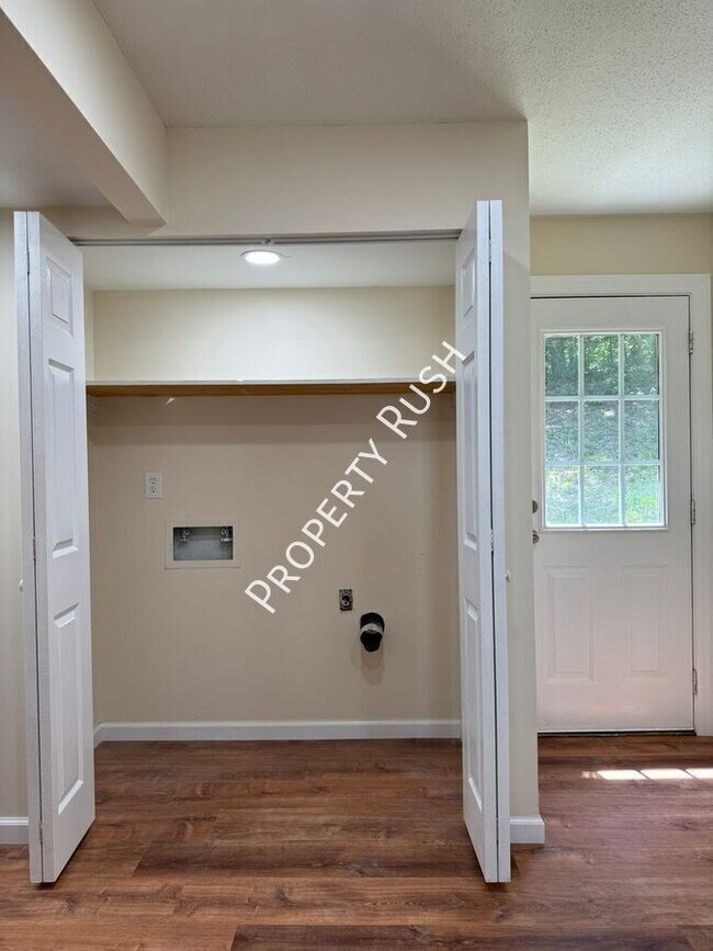 Building Photo - 1511 Rustic Dr