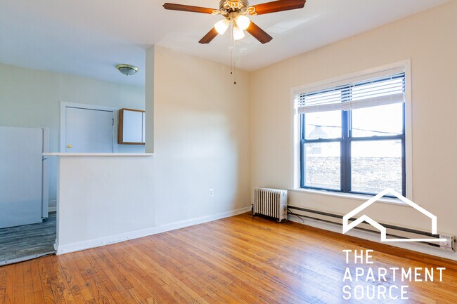 Primary Photo - 728 W Roscoe St