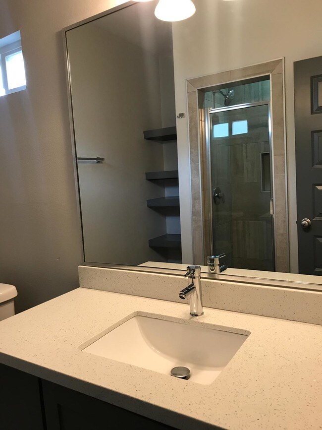 Building Photo - 904 E la Cantera Ave