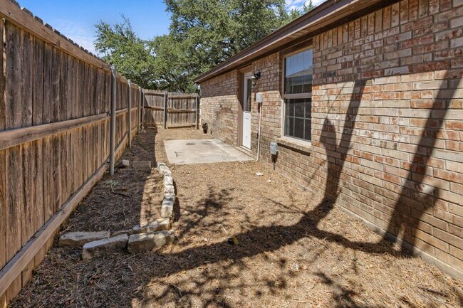 Building Photo - 1615 Libby Ln