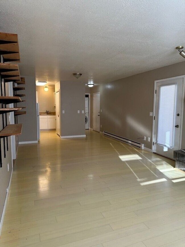 Building Photo - 2BED, 1BATH IN JEWEL LAKE AREA |LAUNDRY IN UNIT!!!