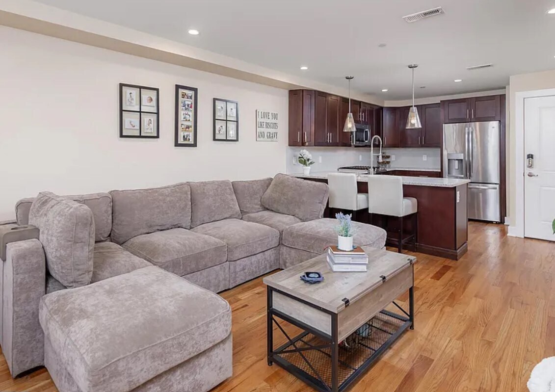 Living Room - 938 N Marshall St