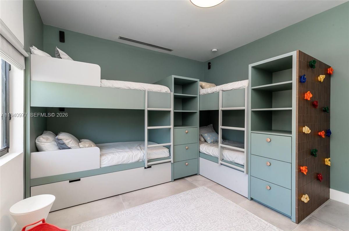 Building Photo - 2560 NE 199th St