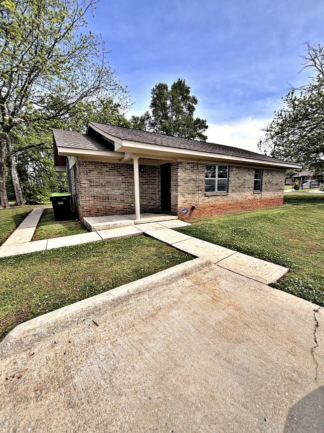 Building Photo - HOUSE FOR RENT - DECATUR * Sec 8 Welcome